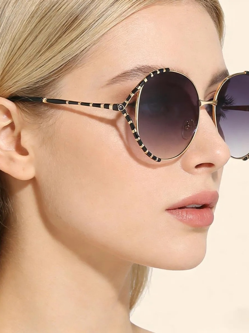 Gucci Gold Frame Sunglasses with gray Gradient Lenses - Picture 4 of 9